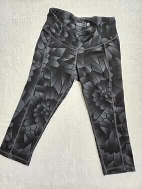 Old Navy Active Capri Leggings Womens Small Black Gray Geometric Workout